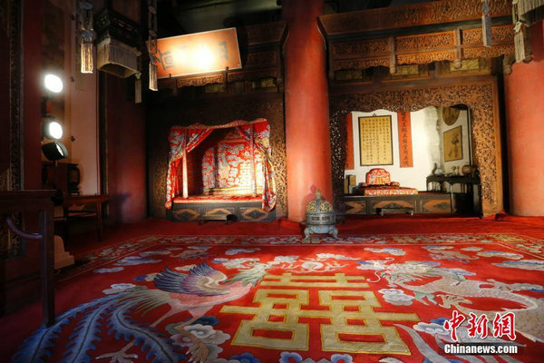资料图:帝后大婚原状陈列的红色锦缎龙凤床帏、地毯,乃至挂在墙上的对联贴落。