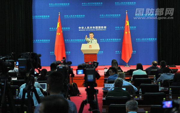 原文配图:国防部新闻局局长、国防部新闻发言人杨宇军大校答记者问。